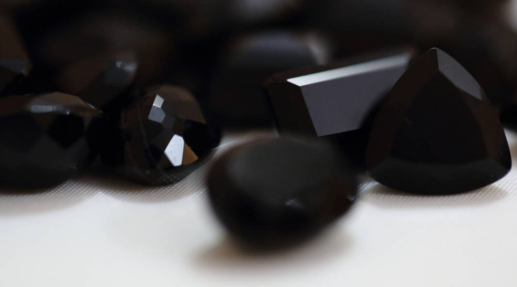 Black Agate: Meaning, Healing Properties, Fascinating Facts, and Versatile Uses